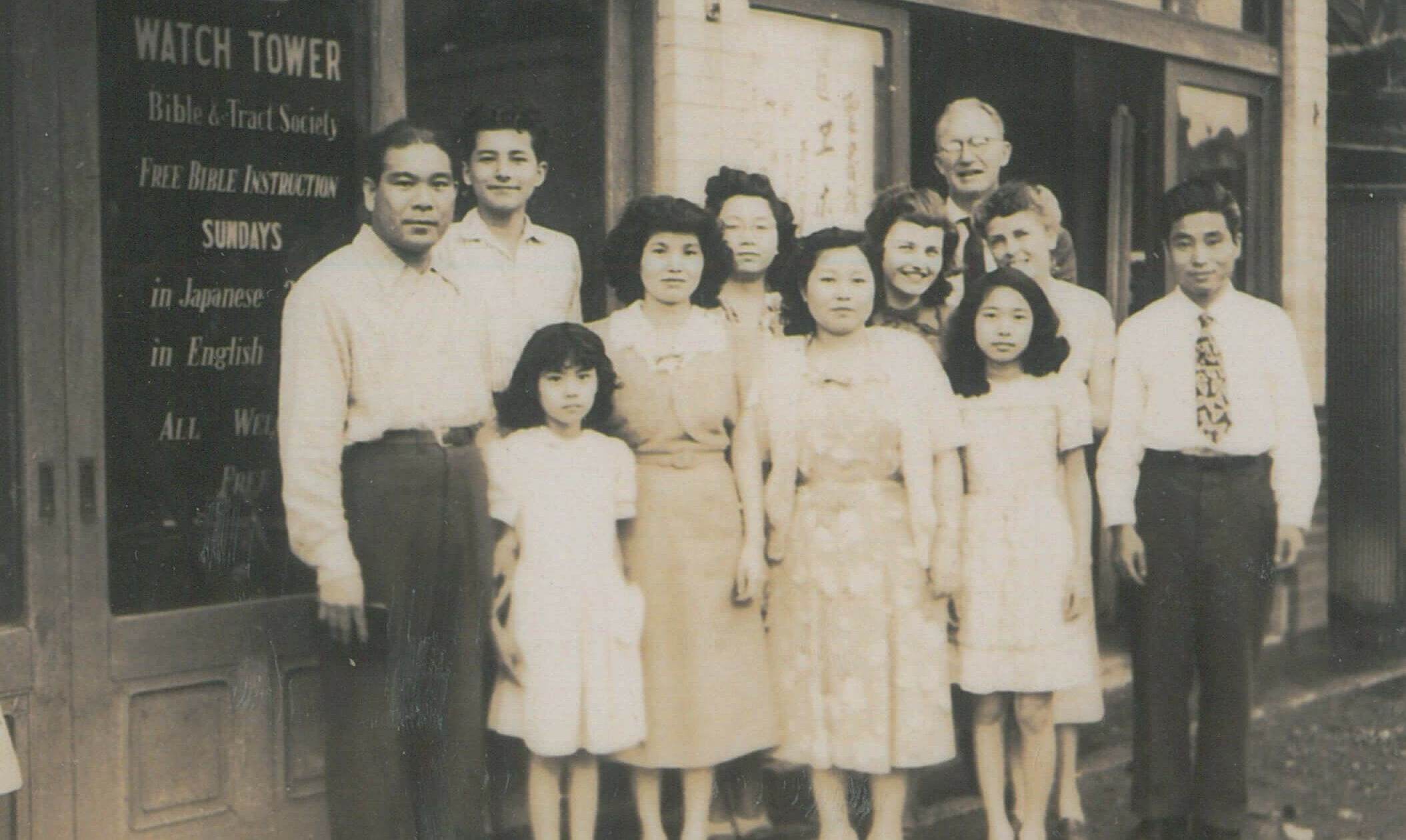 G-1514 1949年9月49年組と呼ばれた人たちと桃原家の子供たち a group of people standing in front of a building marked Watch Tower Bible & Tract Society