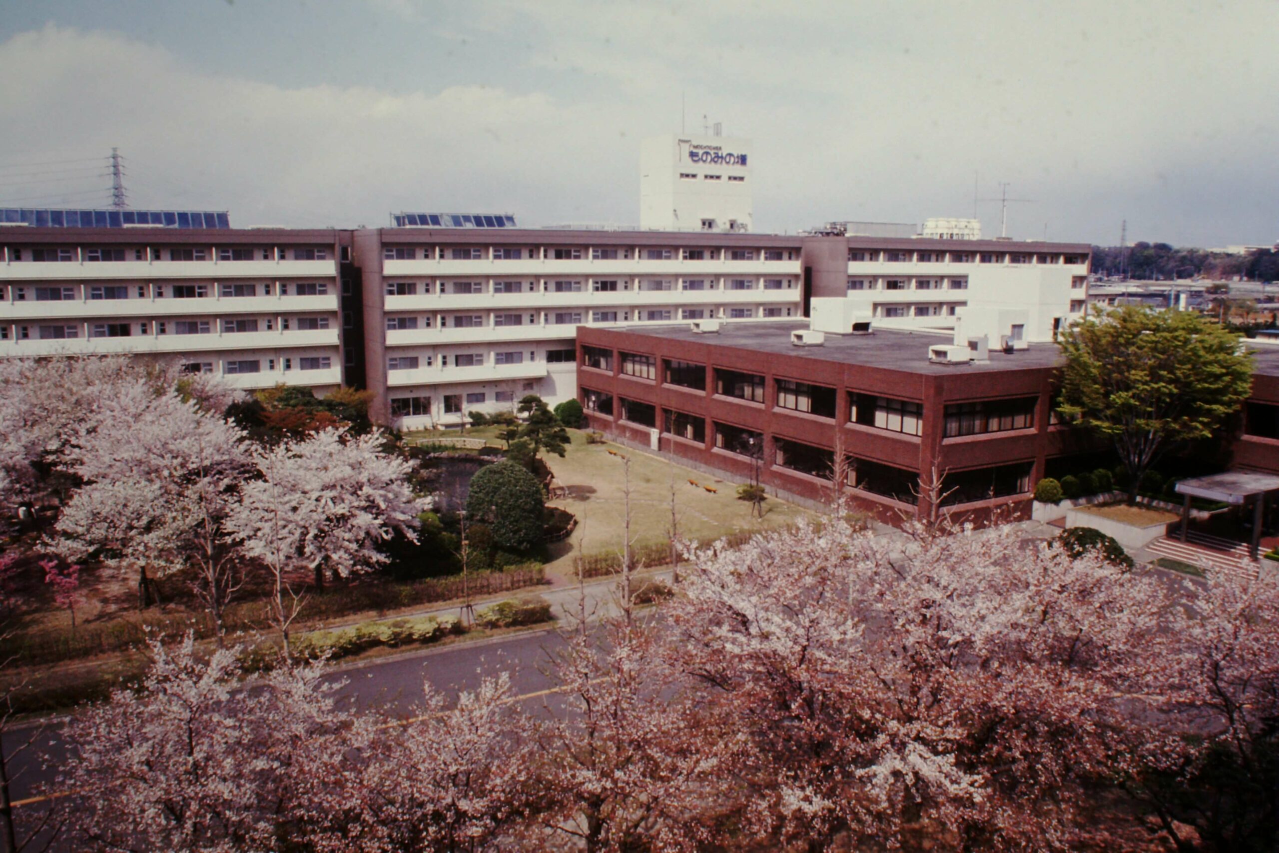 an old photo of a large building
